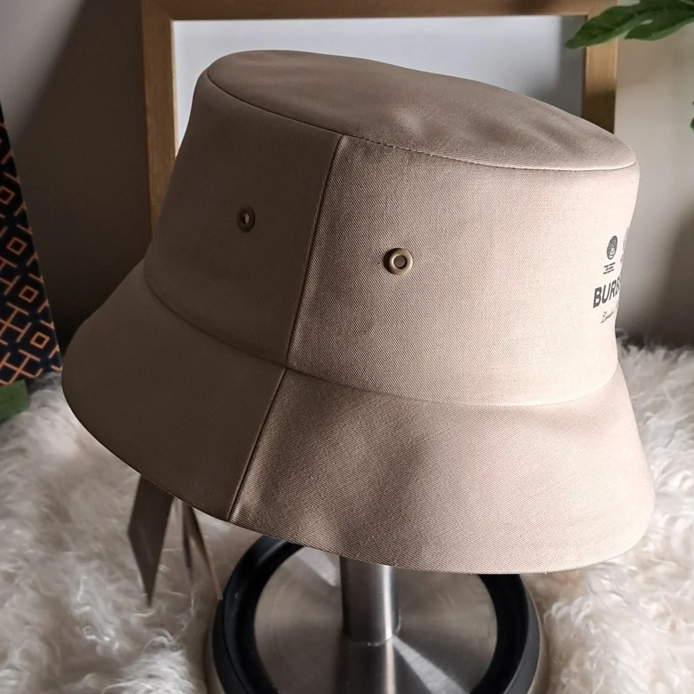 Burberry NWTs 3 Globe Logo Bucket Hat  Unisex
